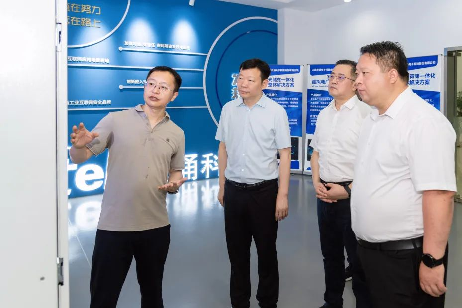 区委副书记、区政府党组书记夏爱东一行莅临熊猫体育专题调研指导工作