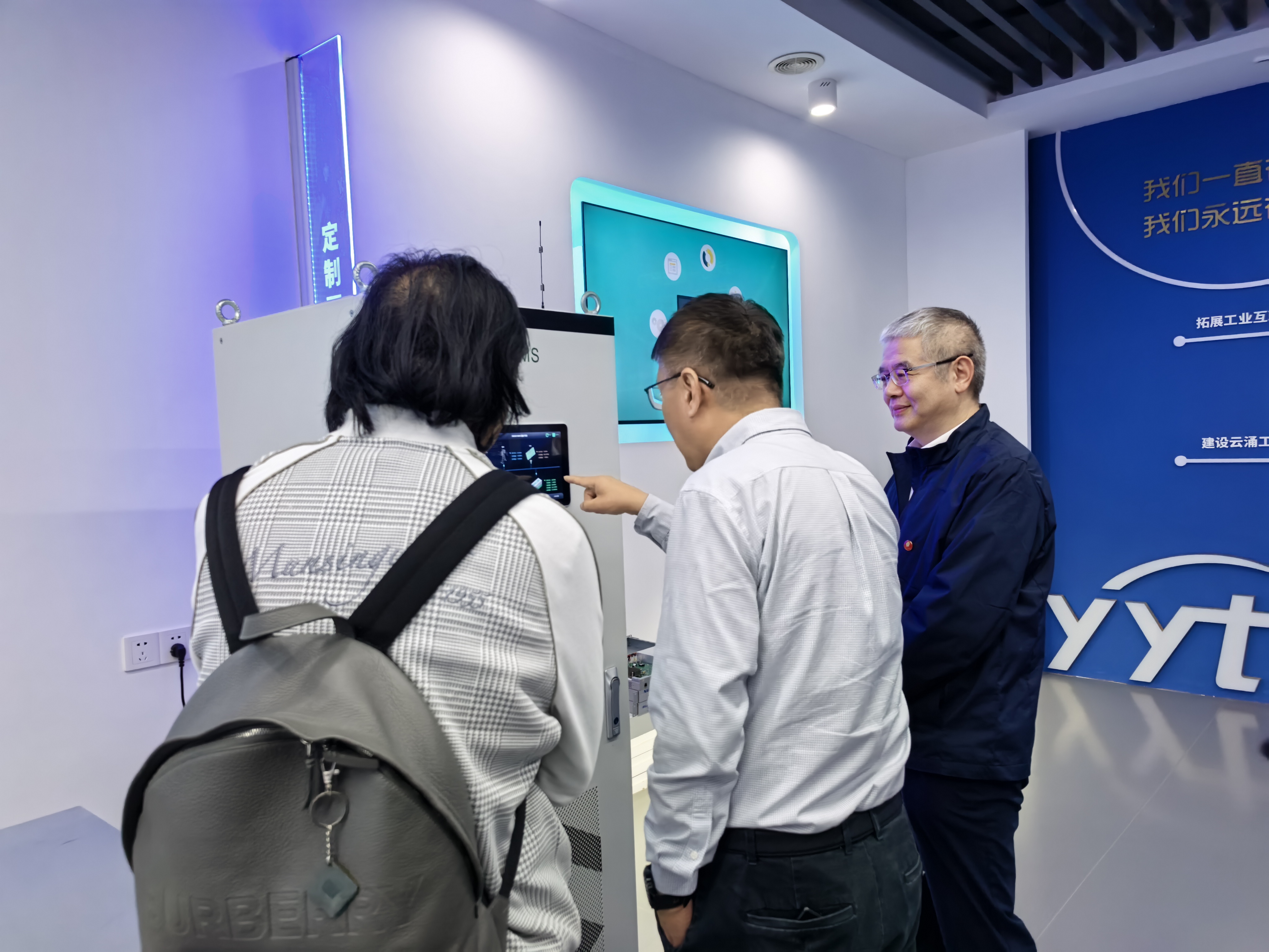 龙芯中科胡伟武一行莅临熊猫体育考察